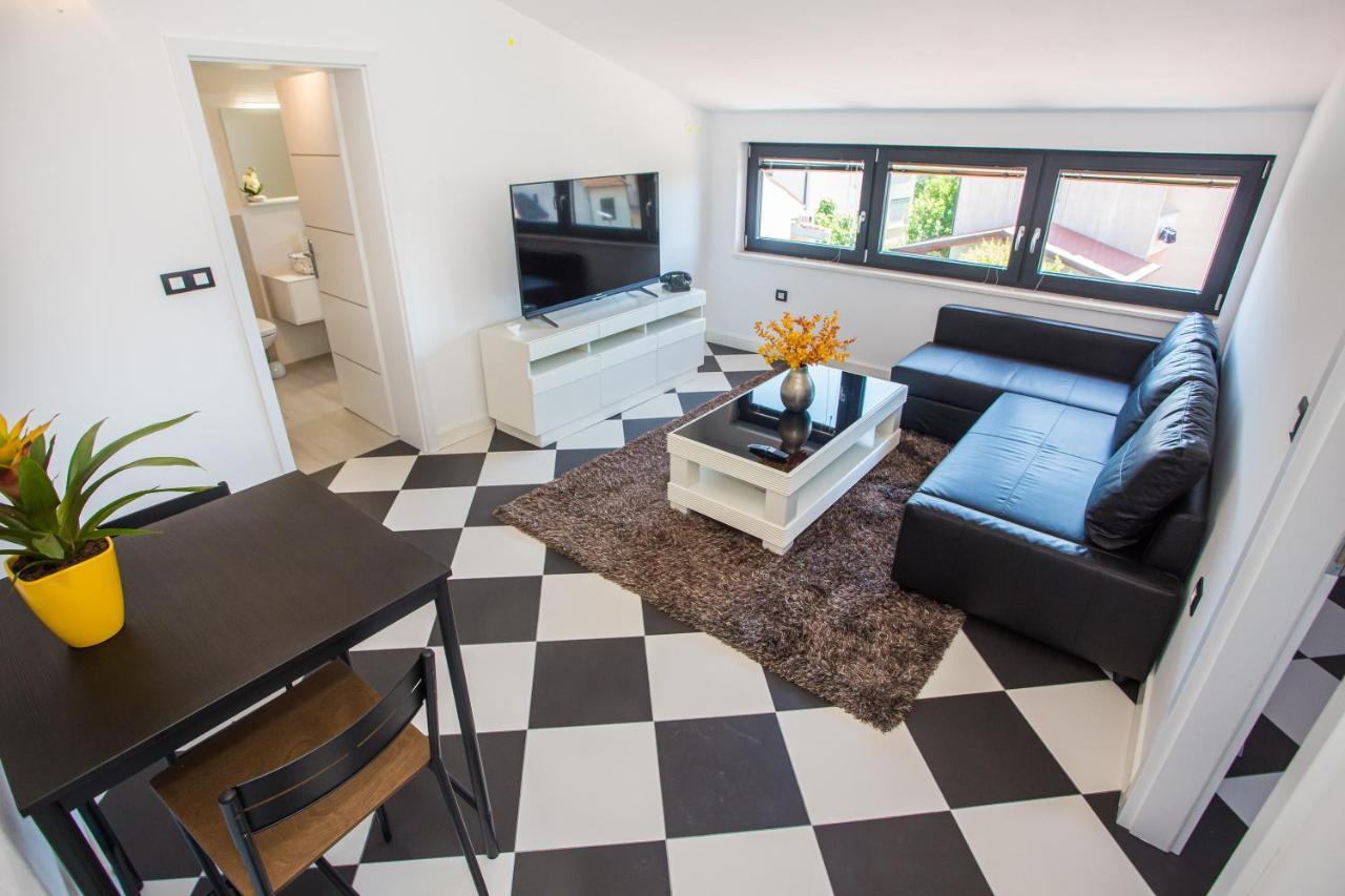 Black & White Apartment Ровин Екстериор снимка