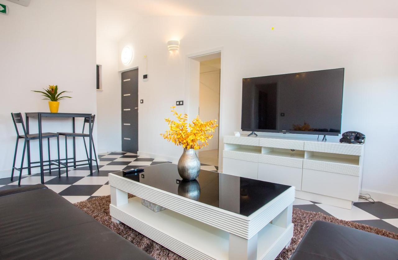 Black & White Apartment Ровин Екстериор снимка