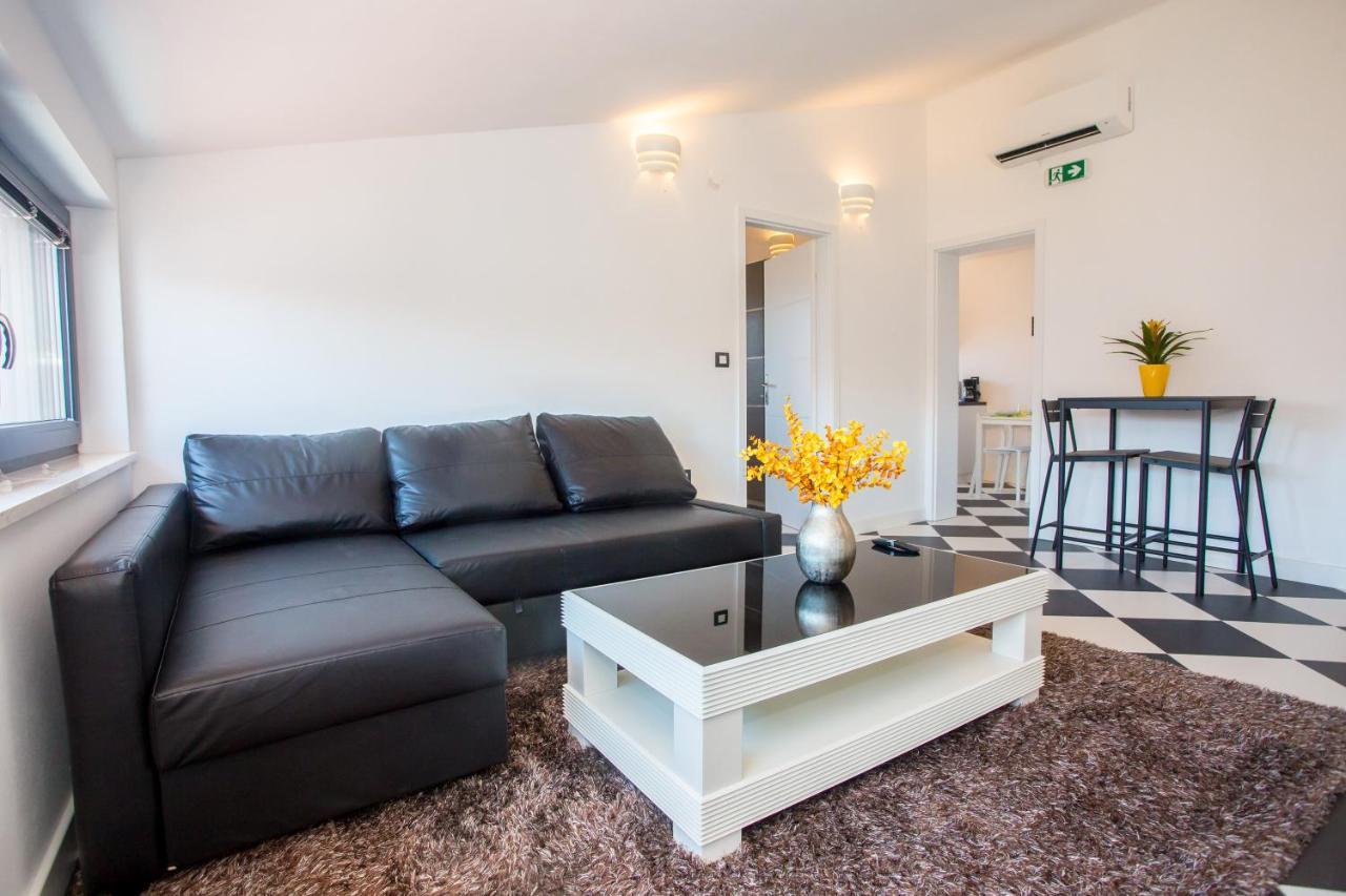 Black & White Apartment Ровин Екстериор снимка