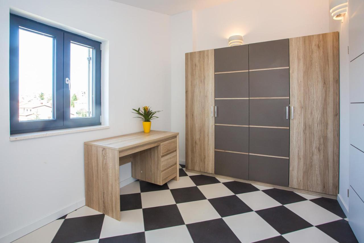 Black & White Apartment Ровин Екстериор снимка
