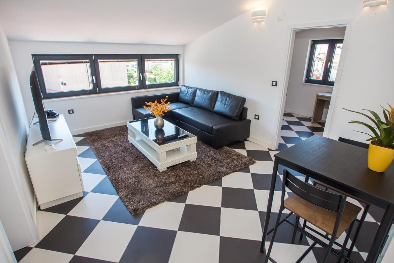 Black & White Apartment Ровин Екстериор снимка