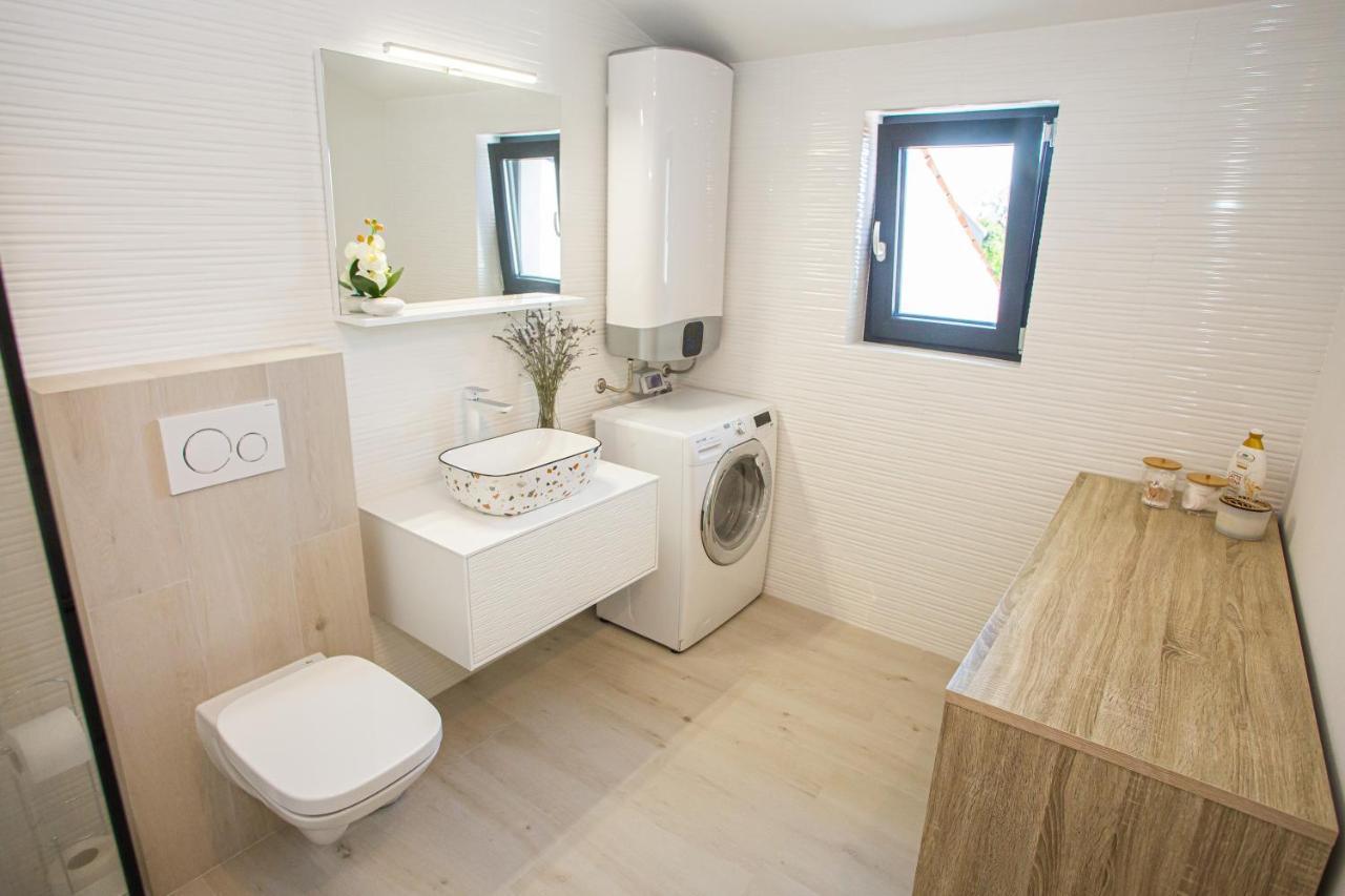 Black & White Apartment Ровин Екстериор снимка