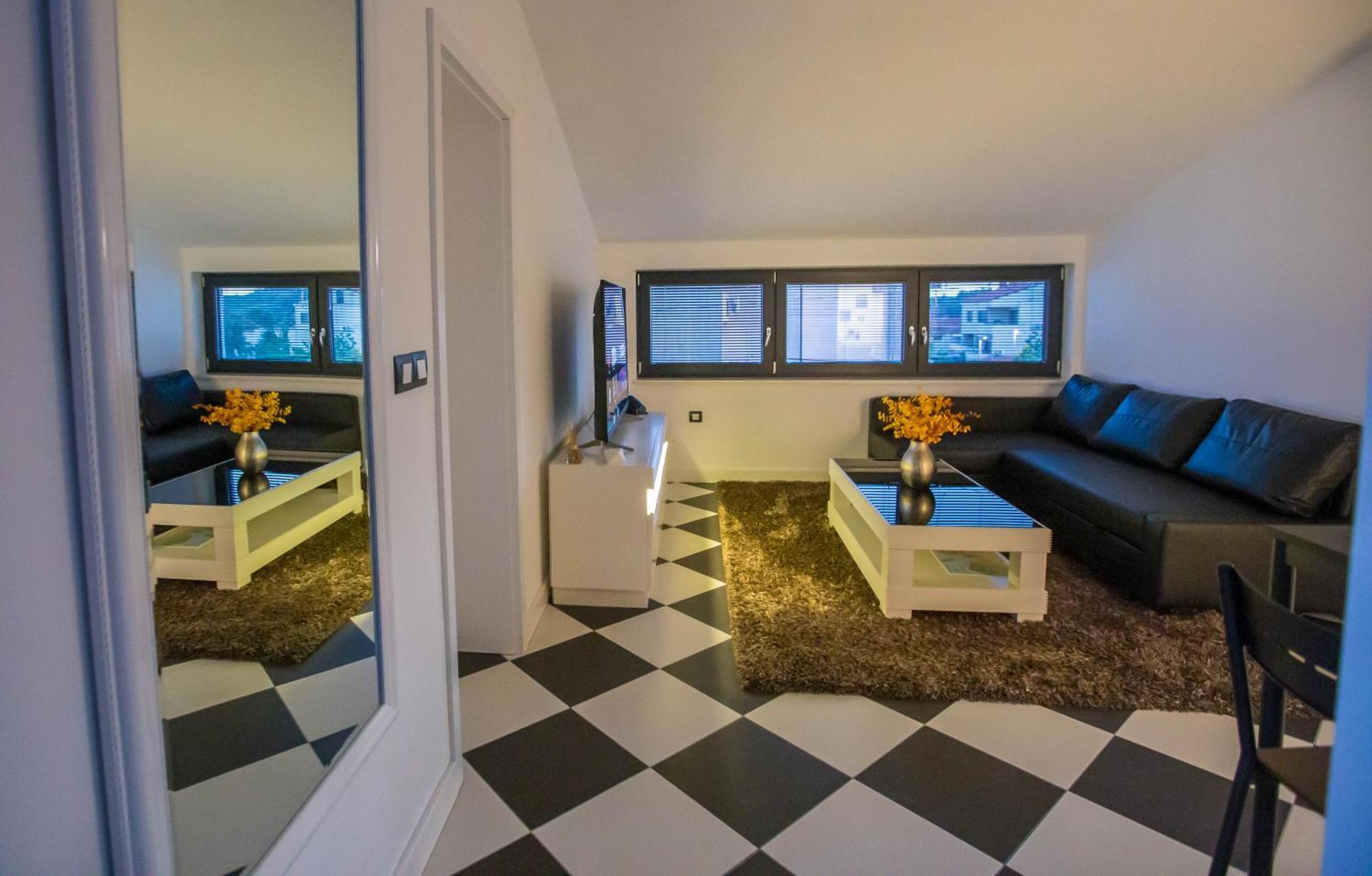 Black & White Apartment Ровин Екстериор снимка