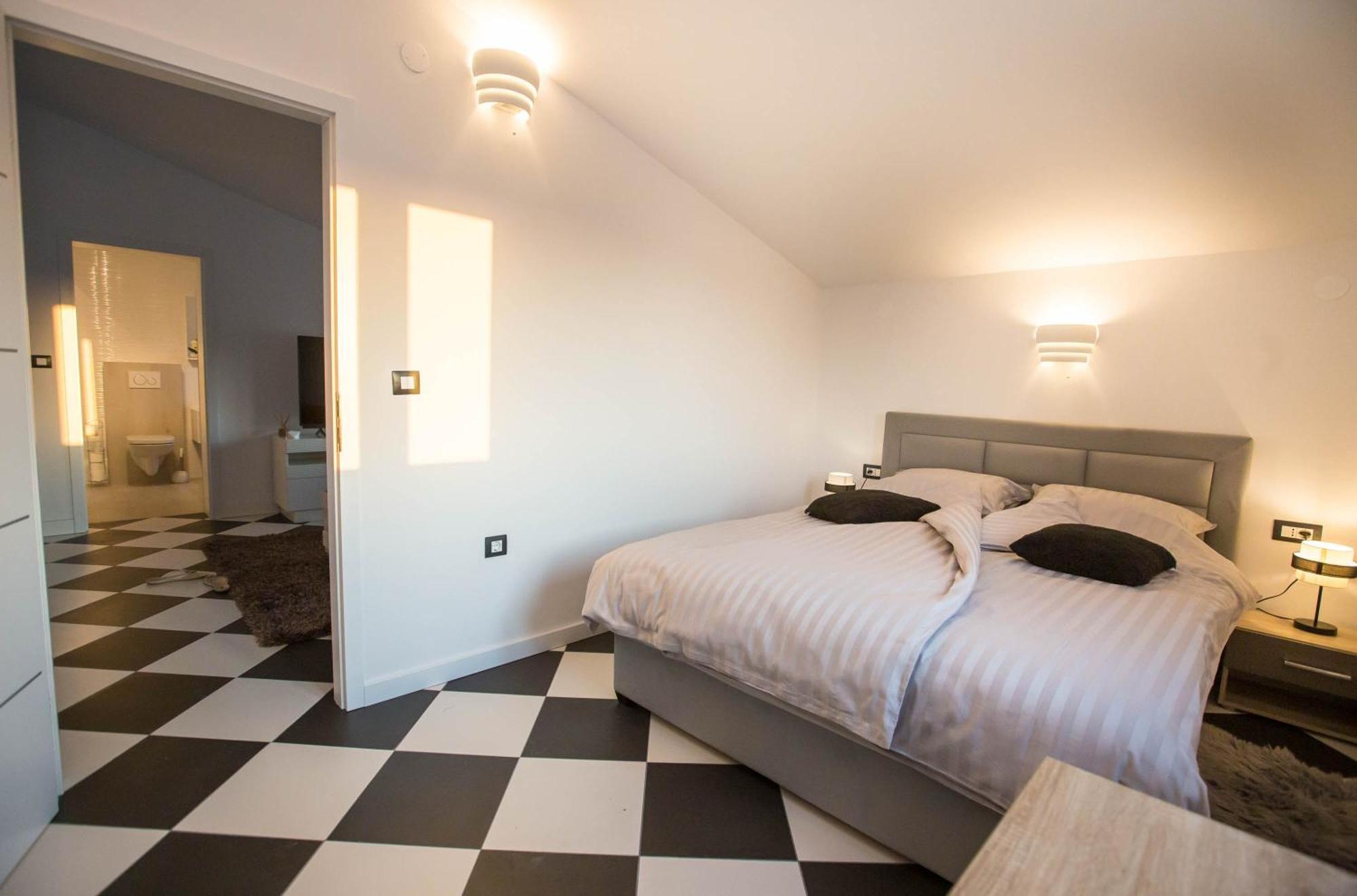 Black & White Apartment Ровин Екстериор снимка