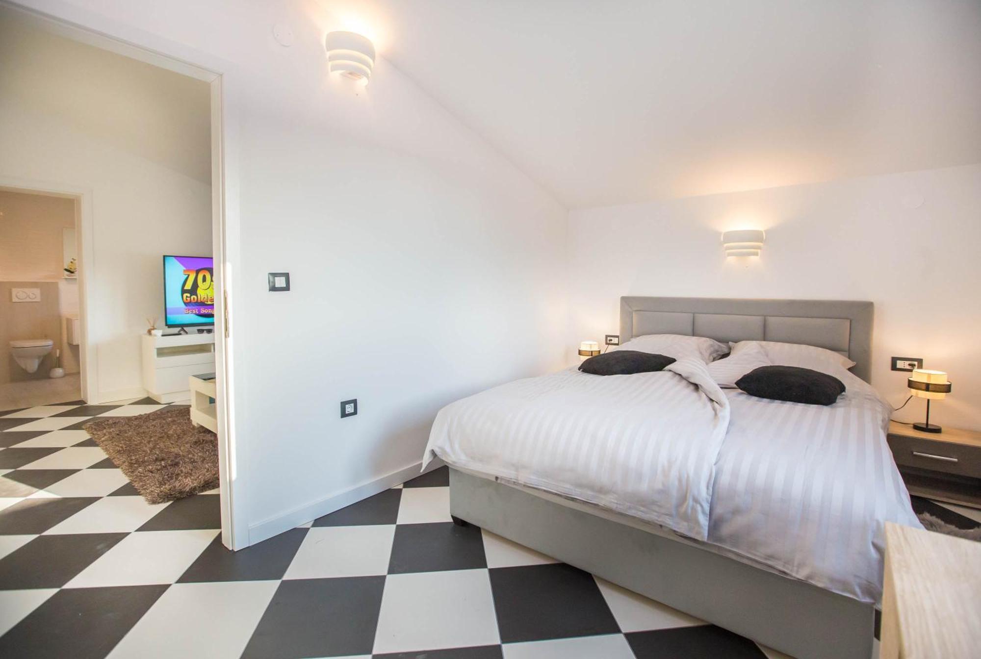 Black & White Apartment Ровин Екстериор снимка