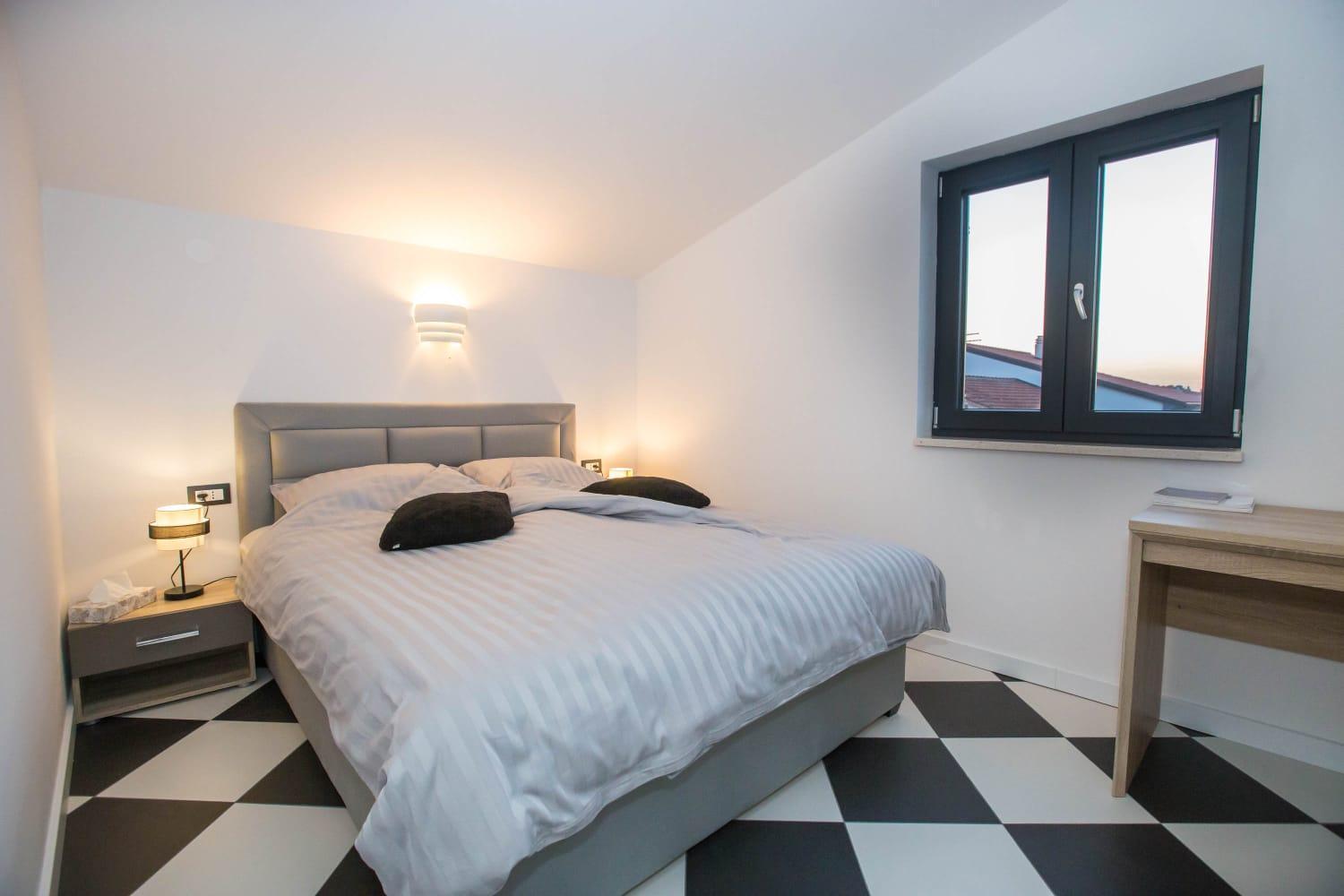 Black & White Apartment Ровин Екстериор снимка
